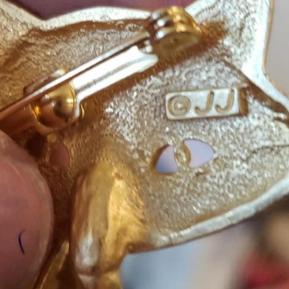 J.J. (Jonette Jewelry) circa 1970s, this cat Is satin-finish, brushed gold-tone. - Picture 4 of 8